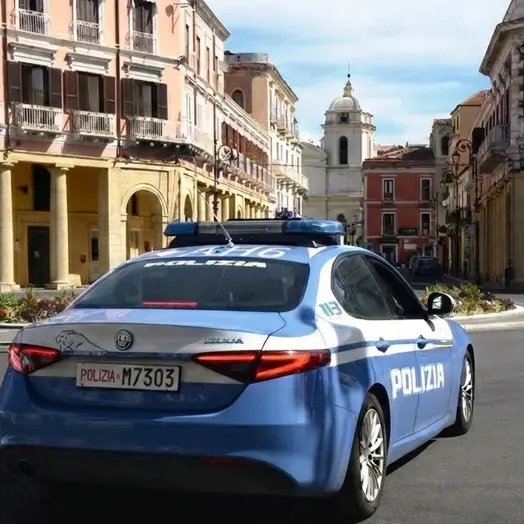 Crotone, violenze contro la polizia durante i controlli: il questore chiude un locale sul lungomare