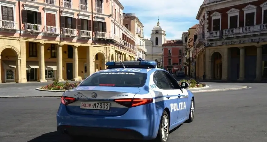 Crotone, violenze contro la polizia durante i controlli: il questore chiude un locale sul lungomare