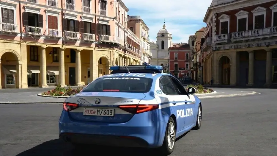Crotone, violenze contro la polizia durante i controlli: il questore chiude un locale sul lungomare