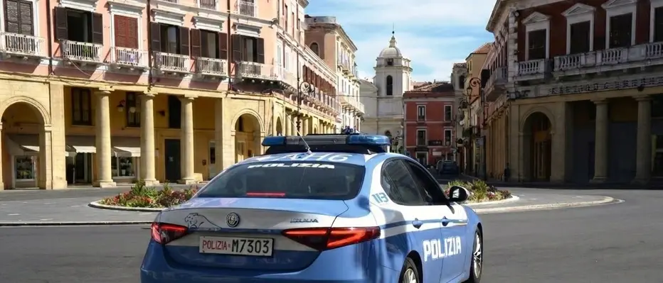 Crotone, violenze contro la polizia durante i controlli: il questore chiude un locale sul lungomare