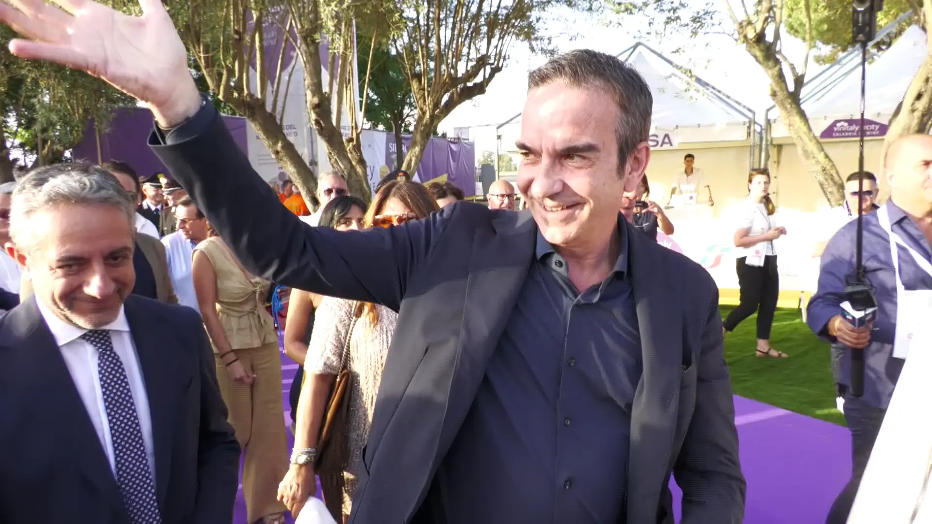 <p>«<span style=\"color:hsl(0, 75%, 60%);\">Resto in Calabria</span>»: Occhiuto lo ripete come un mantra ma le sue interviste “nazionali” fanno pensare il contrario</p>