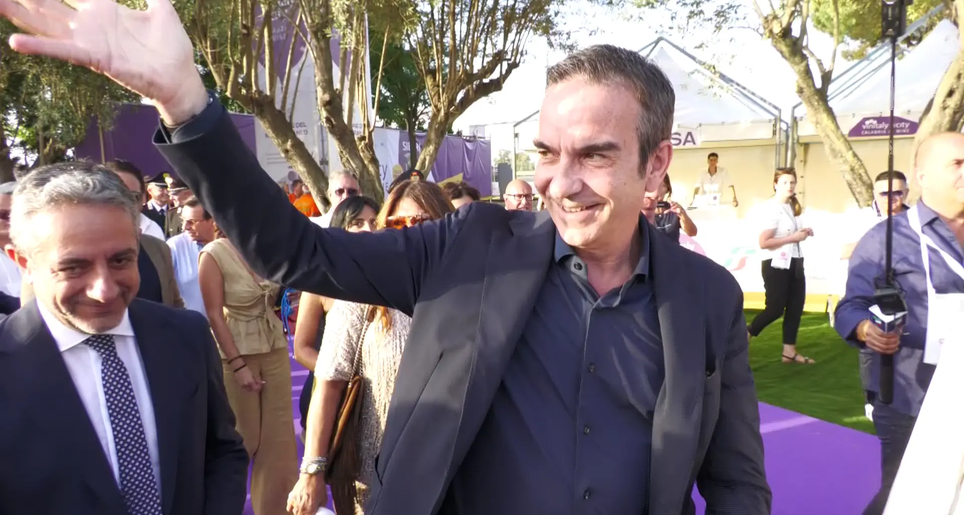 «Resto in Calabria»: Occhiuto lo ripete come un mantra\u00A0ma le sue interviste “nazionali” fanno pensare il contrario\n