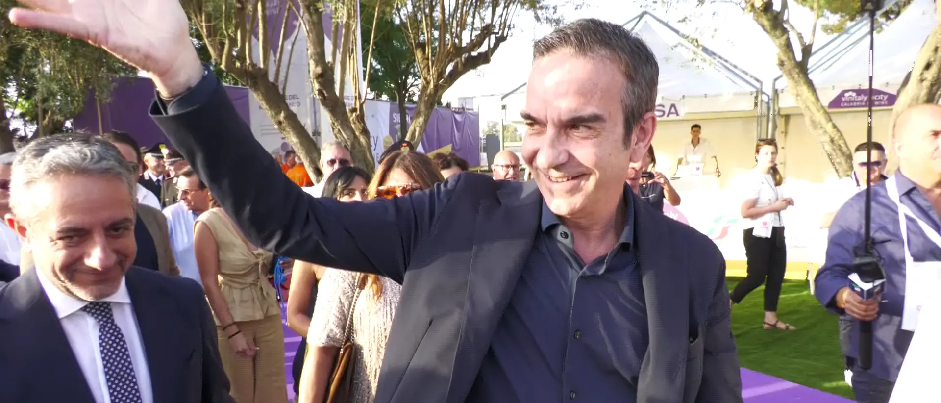 «Resto in Calabria»: Occhiuto lo ripete come un mantra\u00A0ma le sue interviste “nazionali” fanno pensare il contrario\n