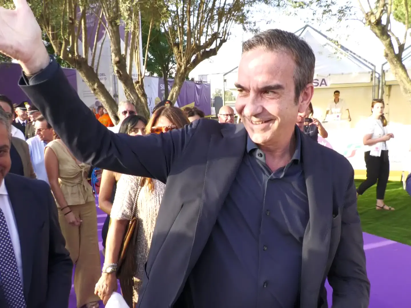 «Resto in Calabria»: Occhiuto lo ripete come un mantra ma le sue interviste “nazionali” fanno pensare il contrario