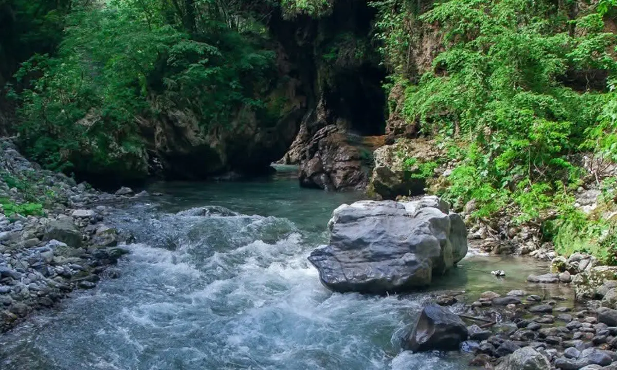 Mistero nel\u00A0Fiume Lao: donna ritrovata senza vita.\u00A0Indagini a Laino Borgo\n