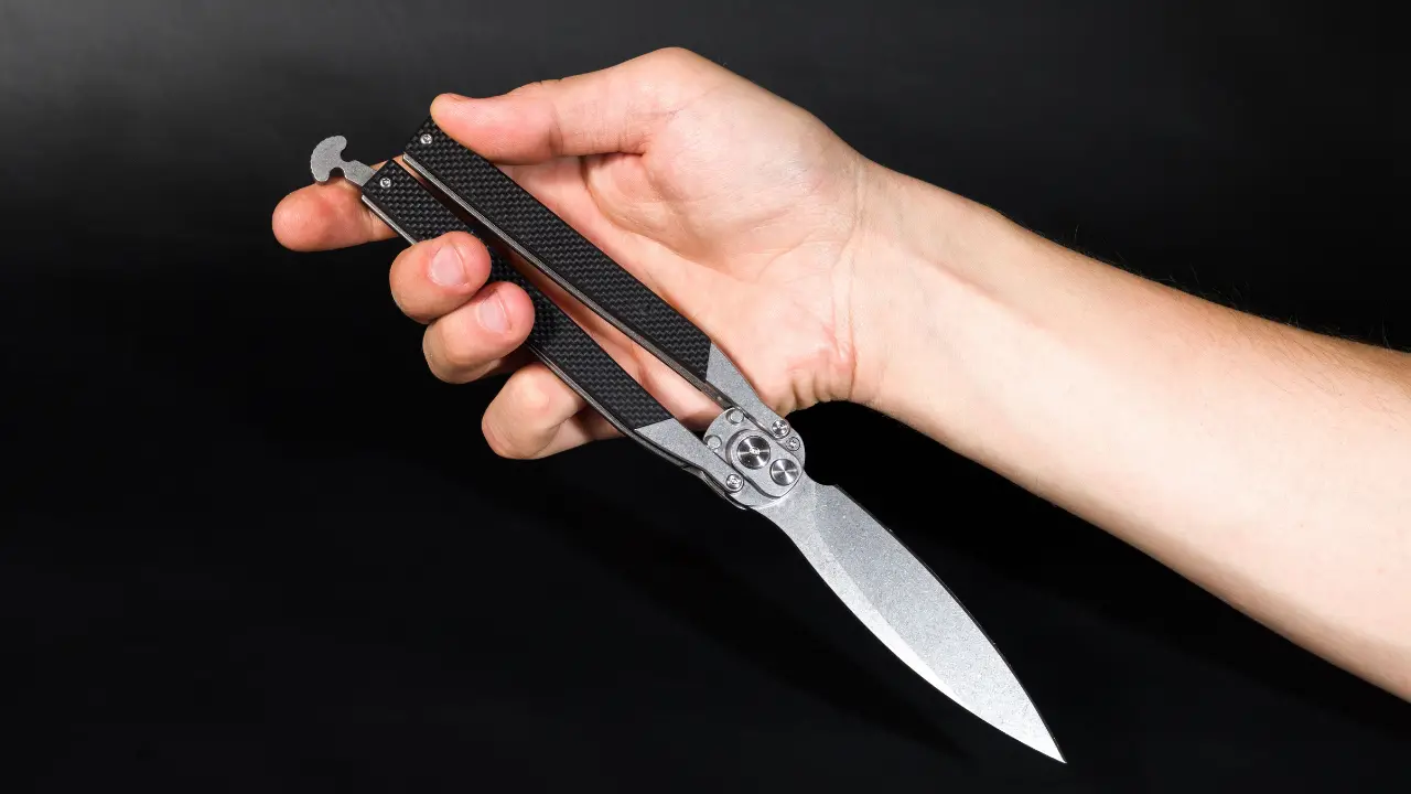 <p>Un coltello a farfalla (immagine di repertorio)</p>\\n
