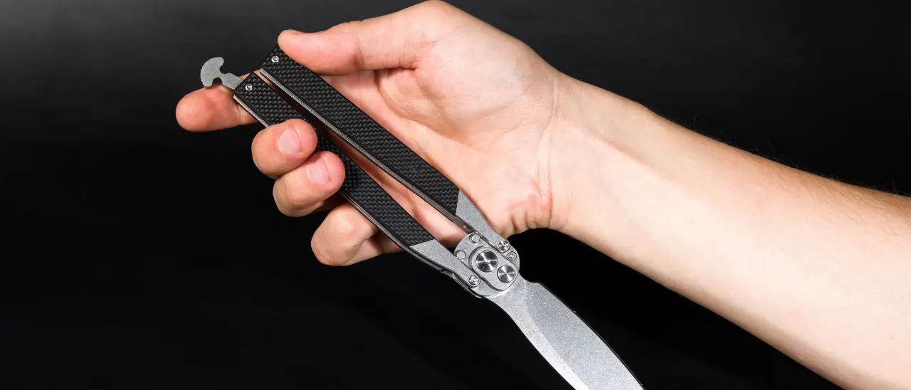Lite sul lungomare di Zambrone, spunta un coltello a farfalla:\u00A0poliziotti fuori servizio evitano il peggio\n