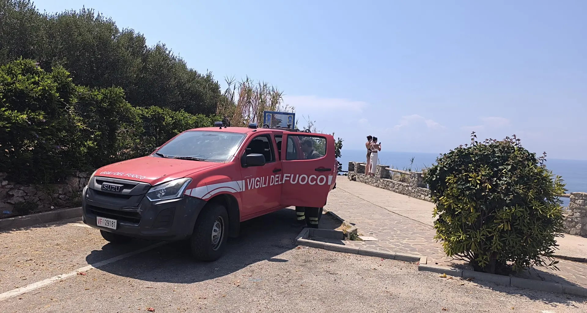 Capo Vaticano, si sporge per un selfie e precipita: recuperato dai vigili del fuoco con l’ausilio dell’elicottero\n