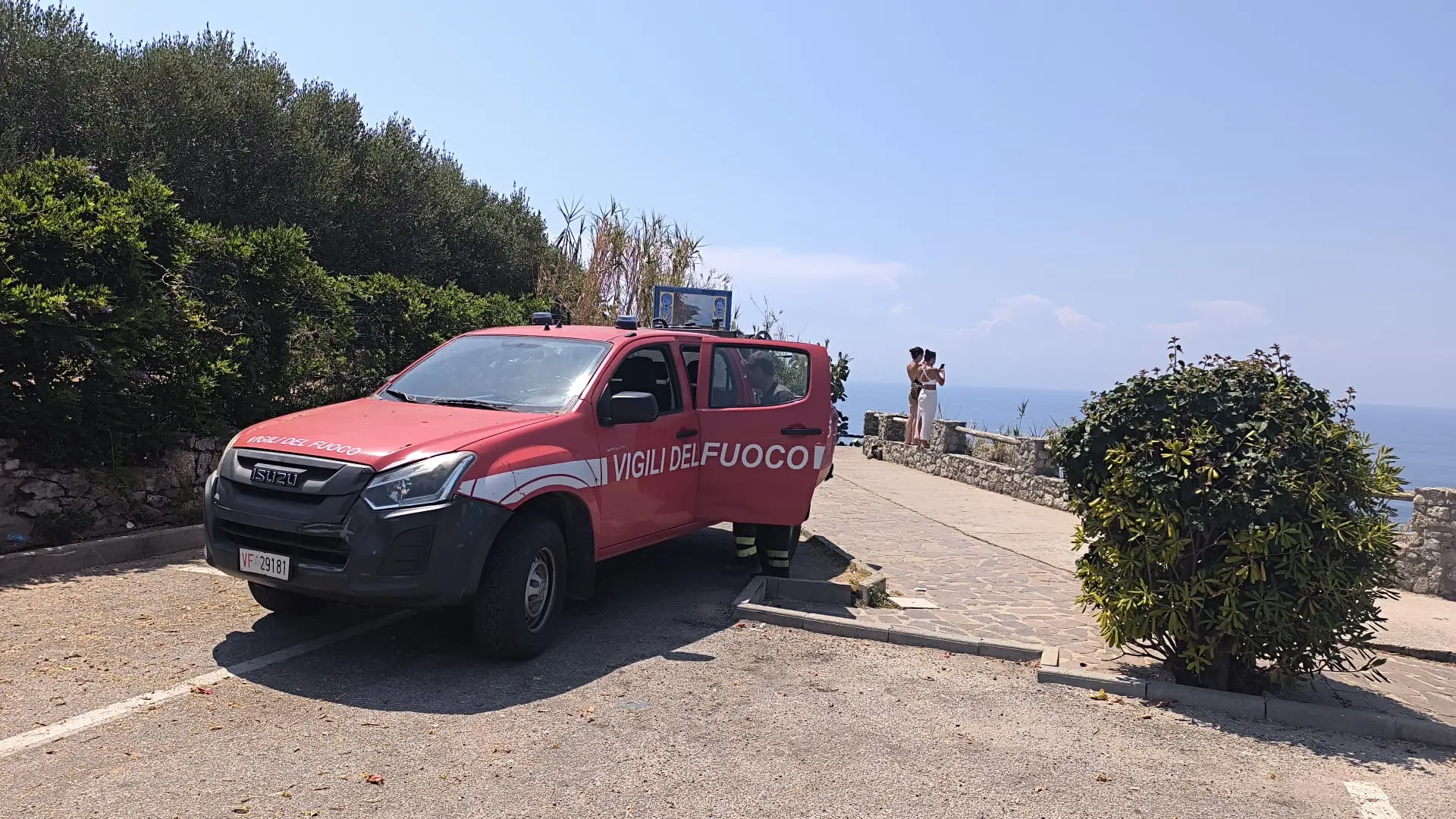 Capo Vaticano, si sporge per un selfie e precipita: recuperato dai vigili del fuoco con l’ausilio dell’elicottero\n