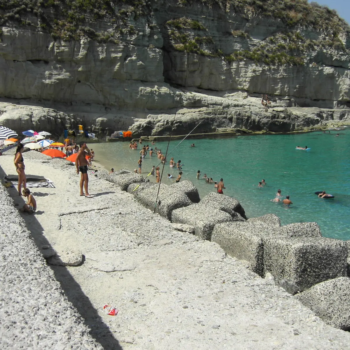 <p>Tropea, piovono massi dal costone e colpiscono 5 ragazzi in acqua: grande paura alla spiaggia del Cannone</p>