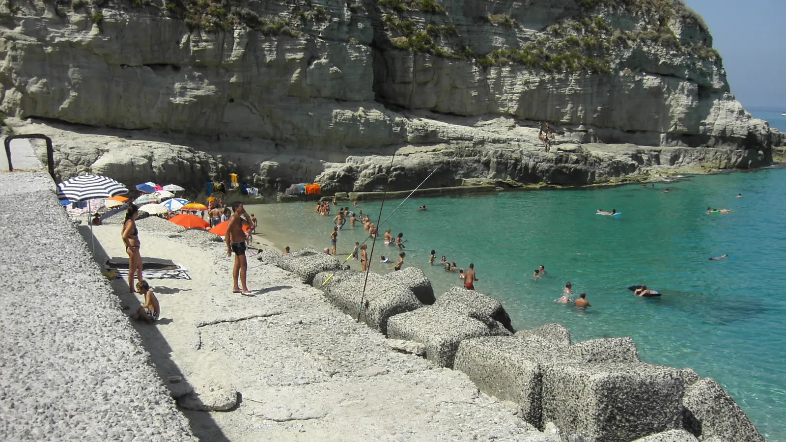 <p>La spiaggia del Cannone a Tropea</p>\\n