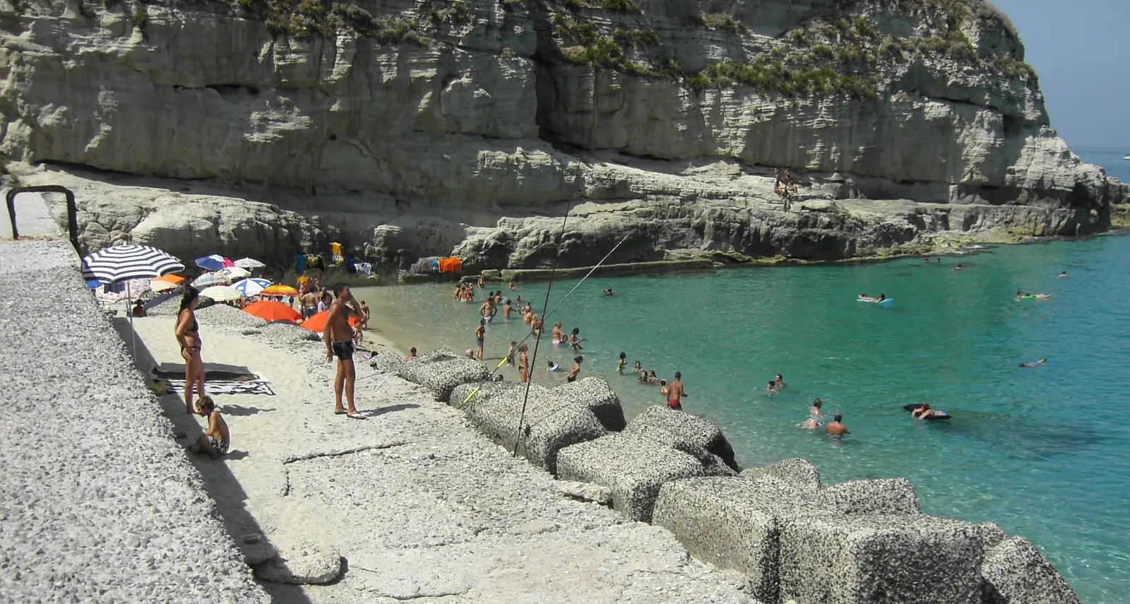 Tropea, massi si staccano dal costone e colpiscono 5 ragazzi in acqua: grande paura alla spiaggia del Cannone\n