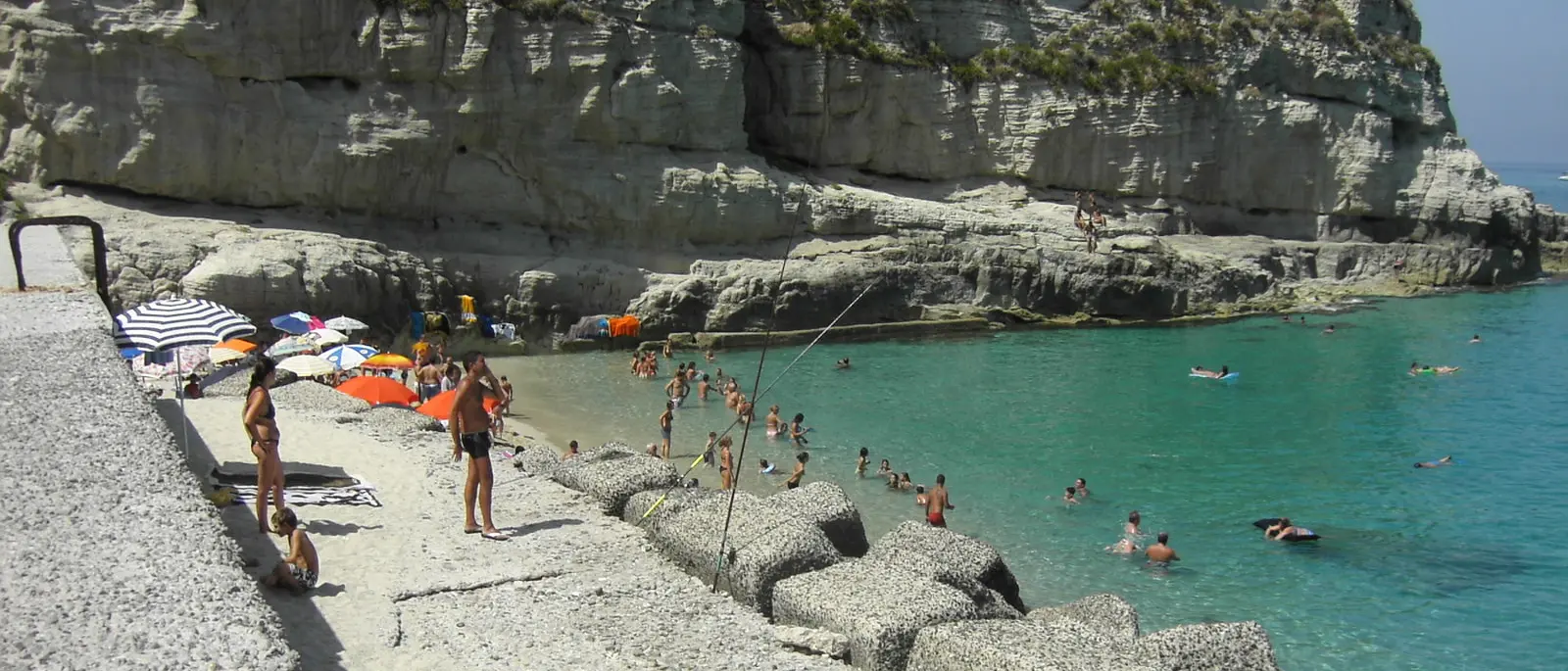 Tropea, massi si staccano dal costone e colpiscono 5 ragazzi in acqua: grande paura alla spiaggia del Cannone\n