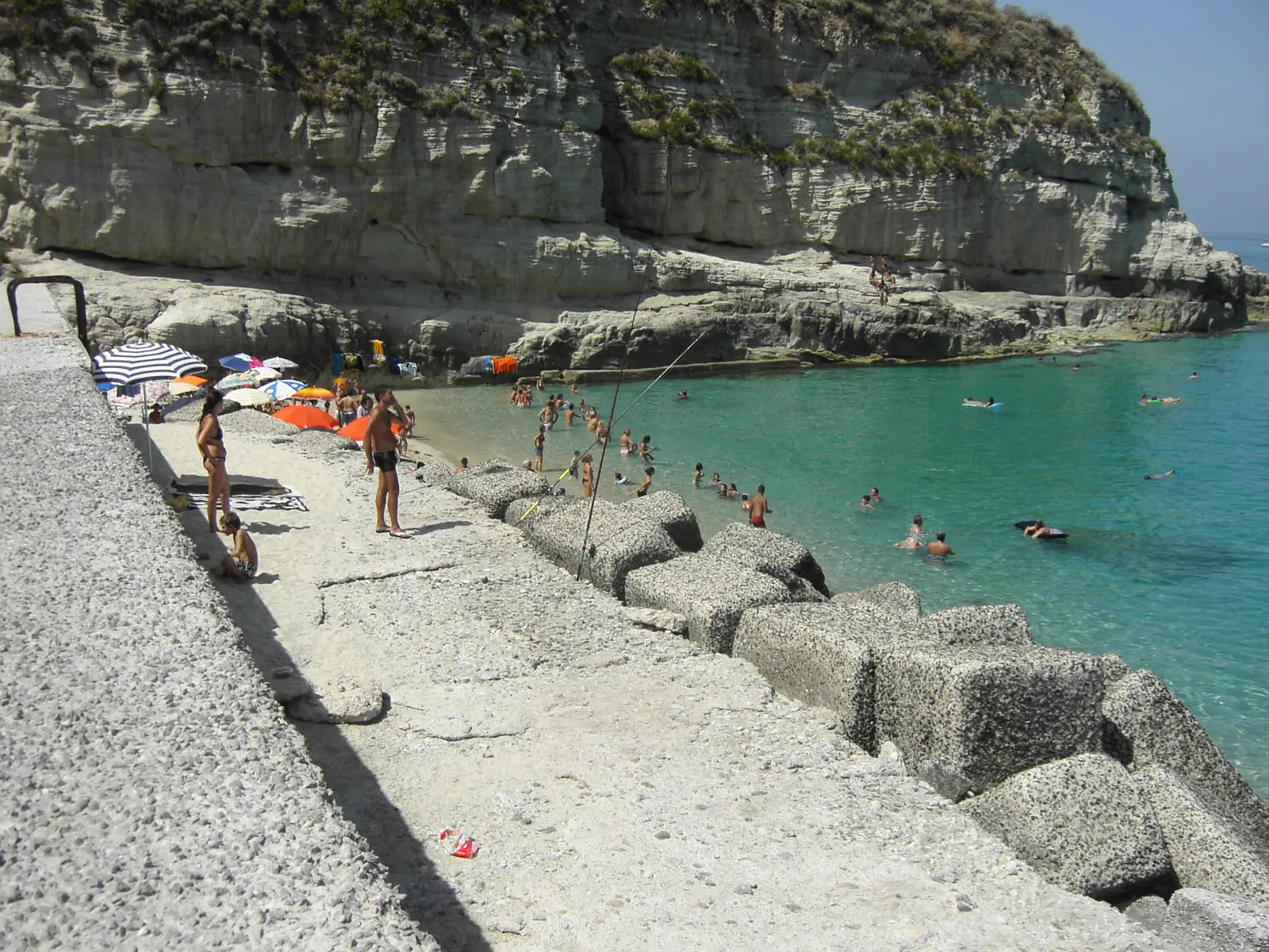 Tropea, massi si staccano dal costone e colpiscono 5 ragazzi in acqua: grande paura alla spiaggia del Cannone