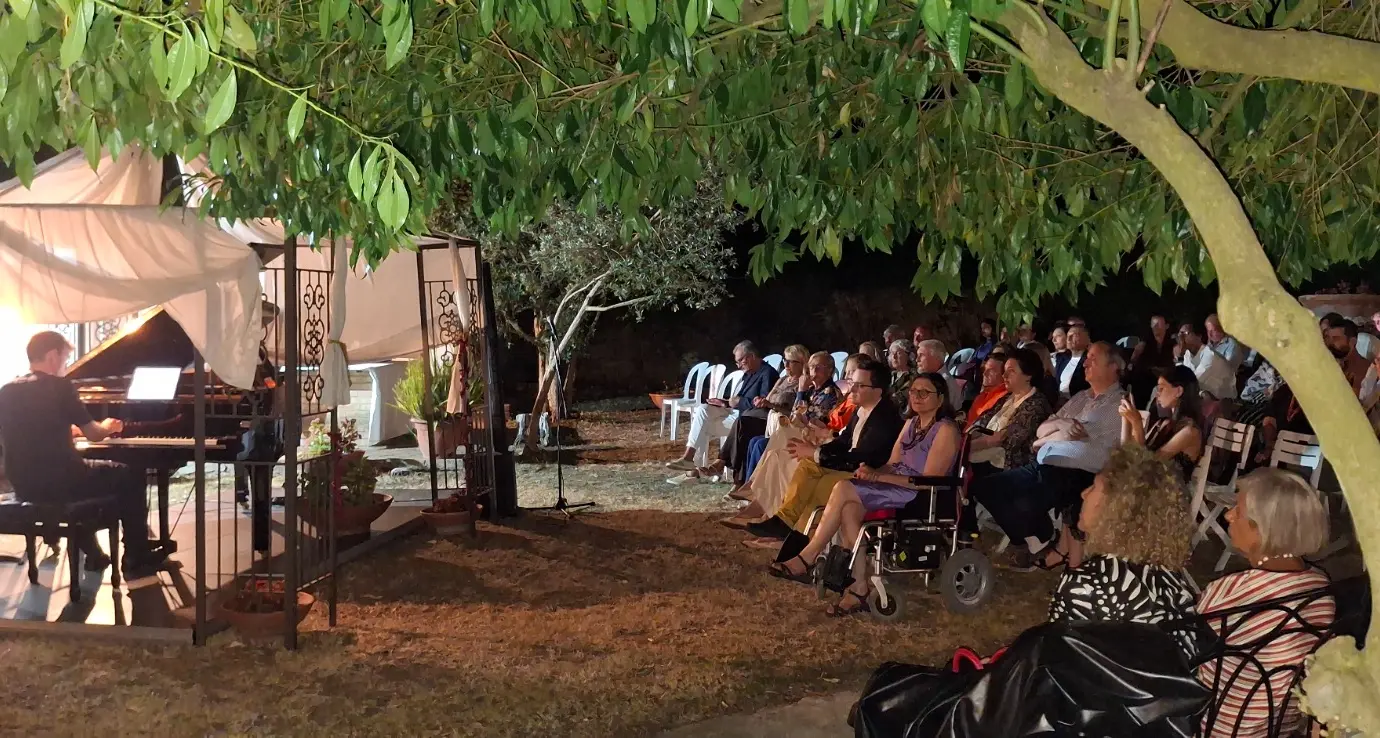 Vibo, la magia della musica nel giardino di Palazzo Murmura: Marco Ottaviani conquista il pubblico con Bach, Chopin e Liszt\n