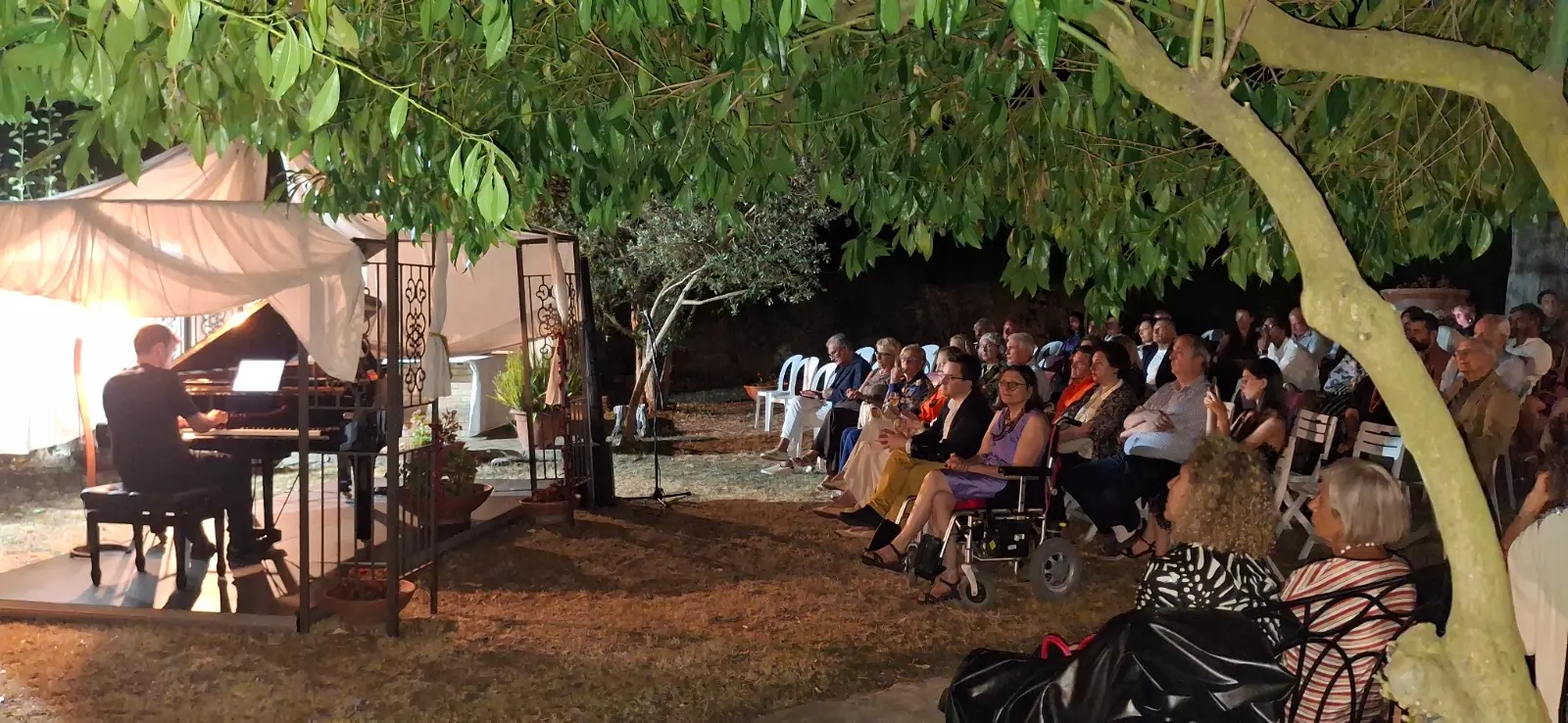 Vibo, la magia della musica nel giardino di Palazzo Murmura: Marco Ottaviani conquista il pubblico con Bach, Chopin e Liszt\n