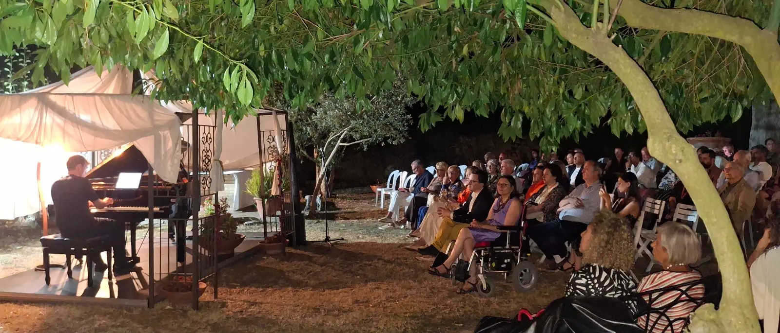 Vibo, la magia della musica nel giardino di Palazzo Murmura: Marco Ottaviani conquista il pubblico con Bach, Chopin e Liszt\n