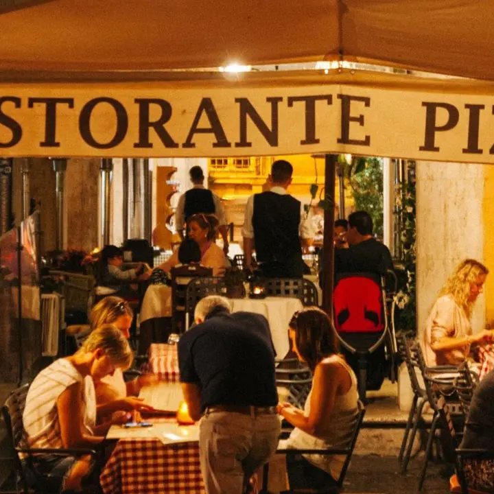 Ferragosto da un miliardo di euro nei ristoranti: ma 8,9 milioni di italiani rinunciano alle vacanze\n