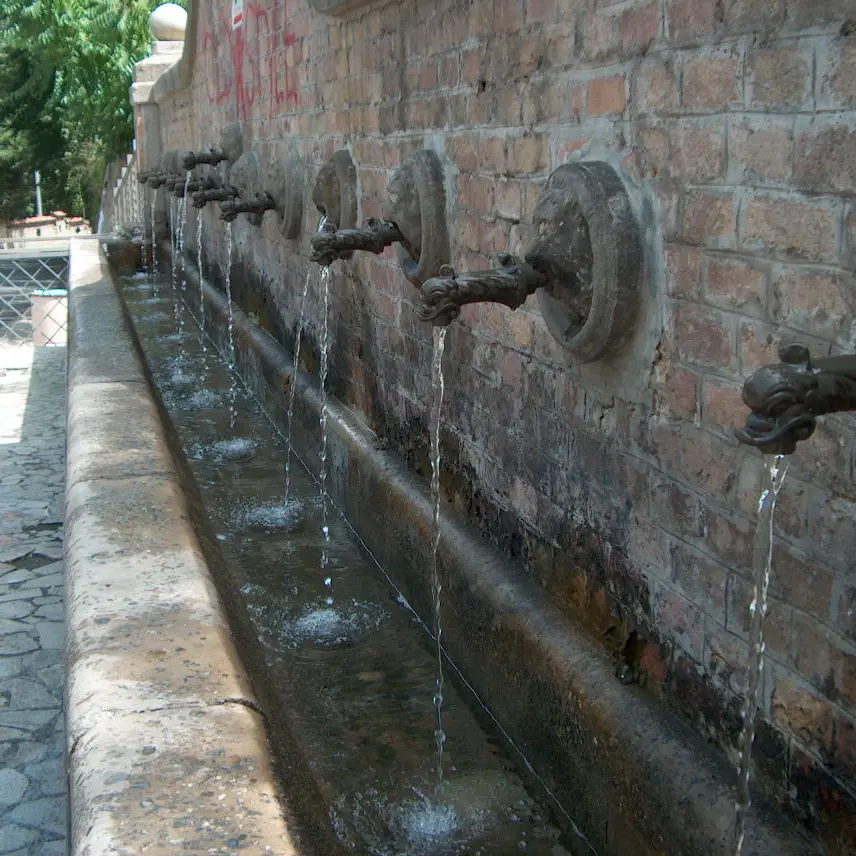 Cosenza, torna potabile l’acqua in quattro fontane pubbliche: restano i divieti in altre quattro\n