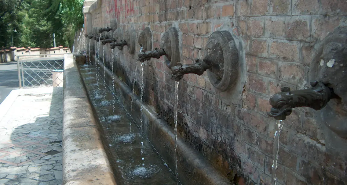 Cosenza, torna potabile l’acqua in quattro fontane pubbliche: restano i divieti in altre quattro\n