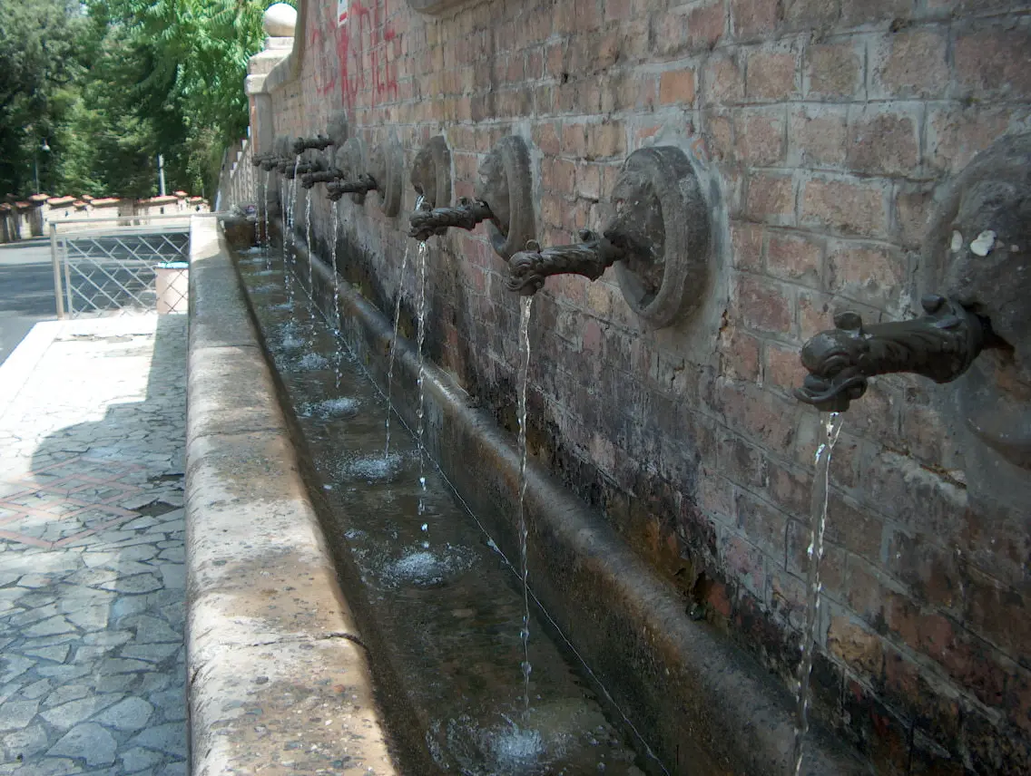 Cosenza, torna potabile l’acqua in quattro fontane pubbliche: restano i divieti in altre quattro\n