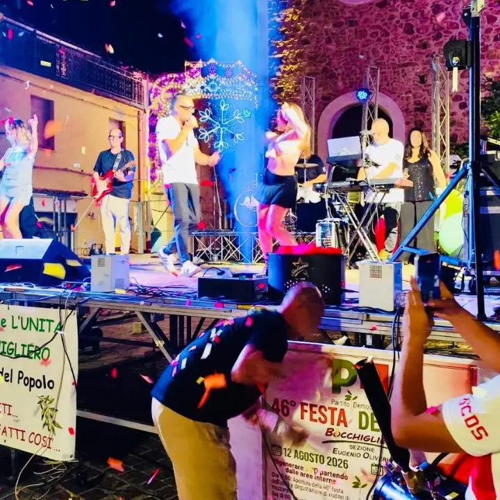 Bocchigliero, Giuseppe Greco e Lorenza Marmo Capri Band infiammano Piazza del Popolo\n