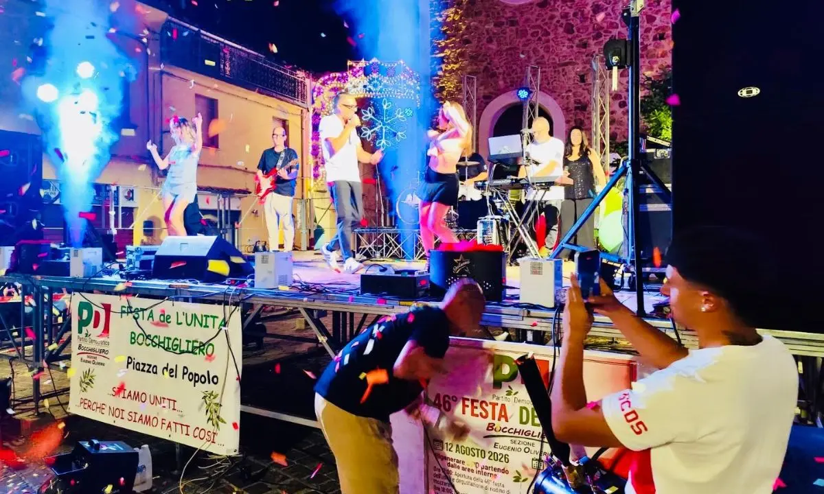 Bocchigliero, Giuseppe Greco e Lorenza Marmo Capri Band infiammano Piazza del Popolo\n