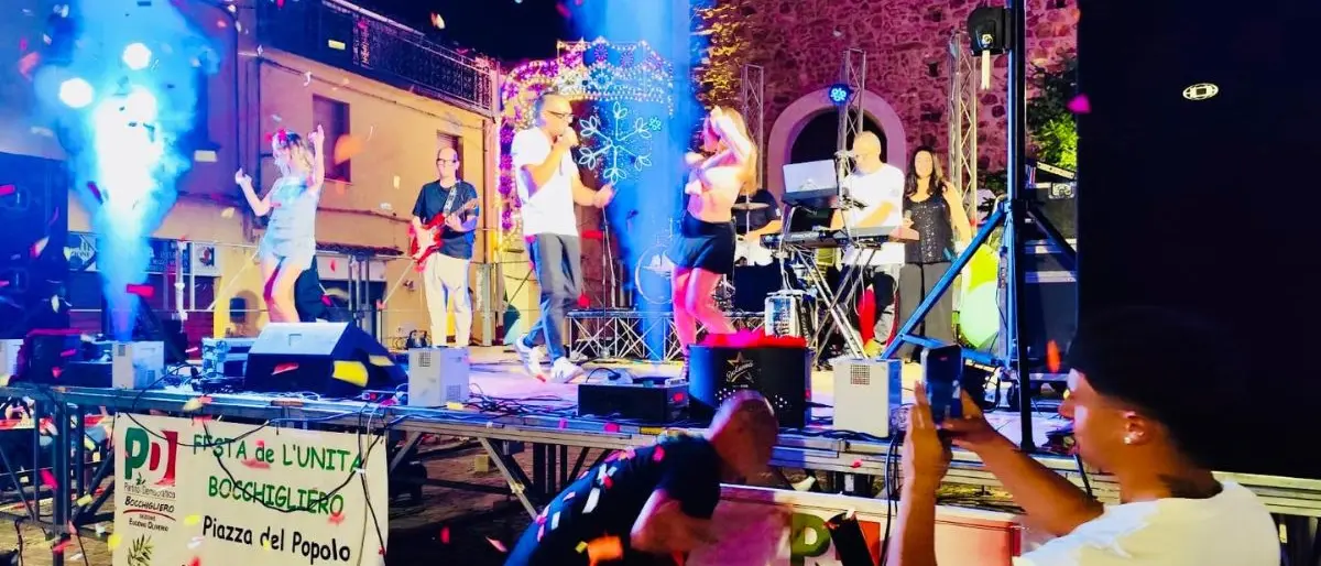 Bocchigliero, Giuseppe Greco e Lorenza Marmo Capri Band infiammano Piazza del Popolo\n