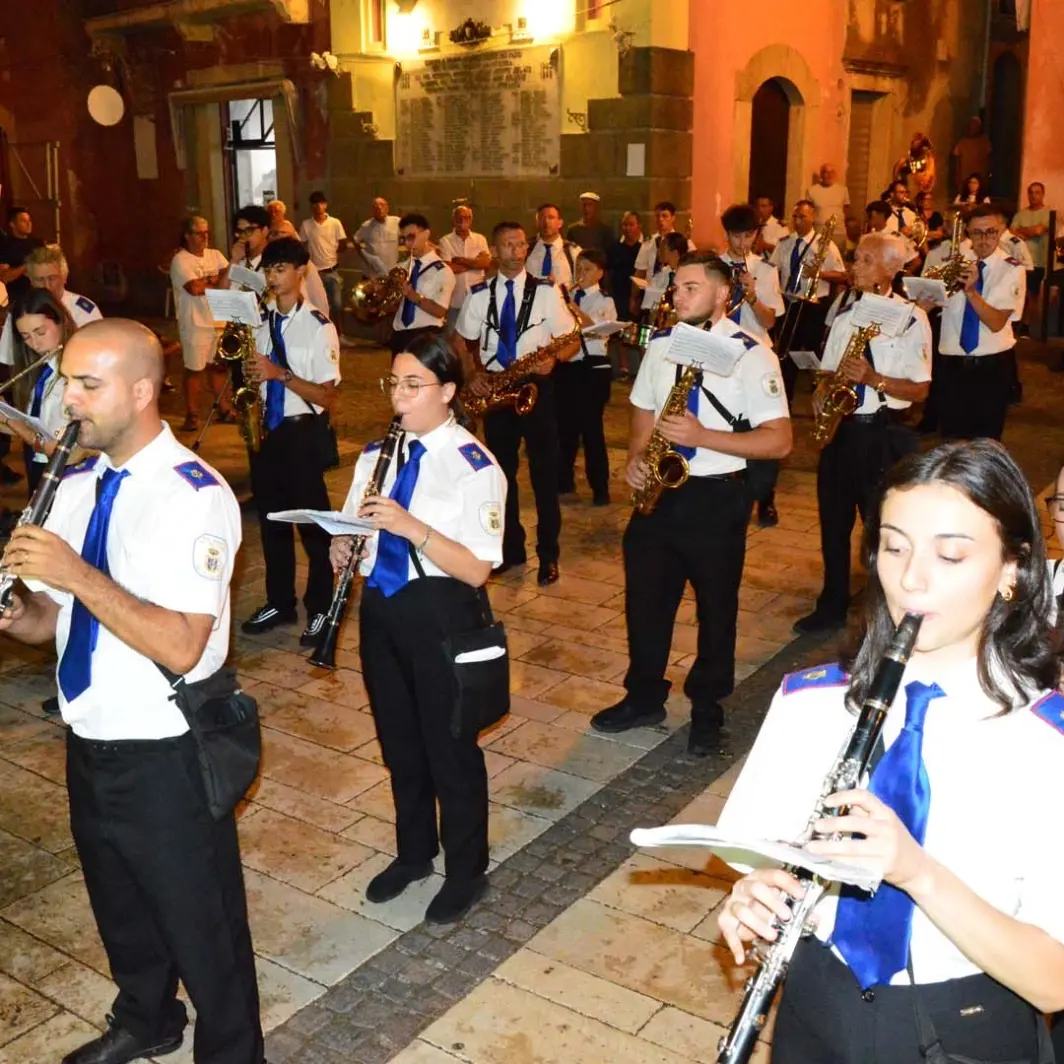 Fuscaldo celebra quarant’anni della banda Del Corno: il raduno sfida anche la pioggia\n