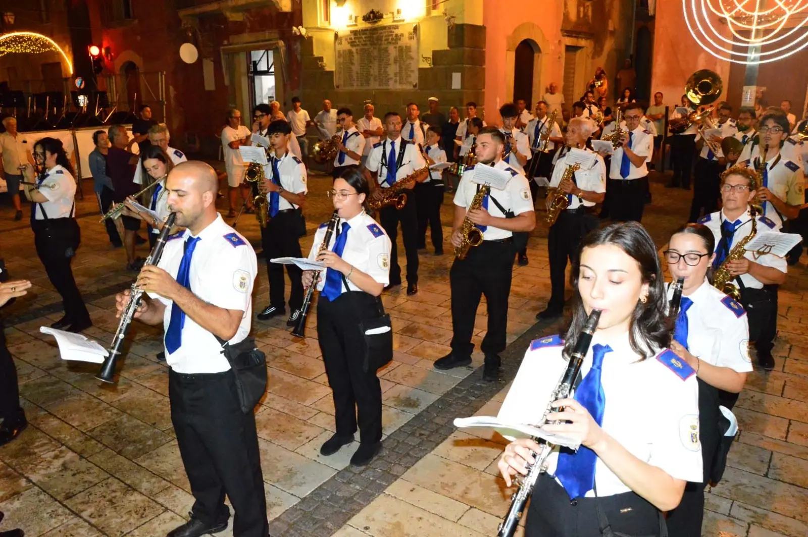 Fuscaldo celebra quarant’anni della banda Del Corno: il raduno sfida anche la pioggia\n