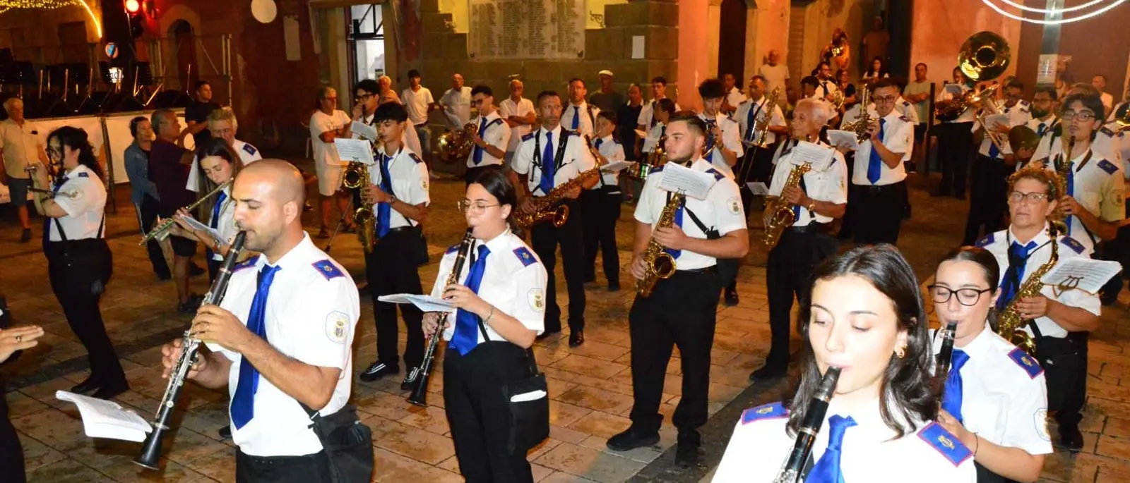 Fuscaldo celebra quarant’anni della banda Del Corno: il raduno sfida anche la pioggia\n
