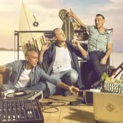I Sud Sound System atterrano a Condofuri, il reggae salentino protagonista della festa della Regina Pacis\n