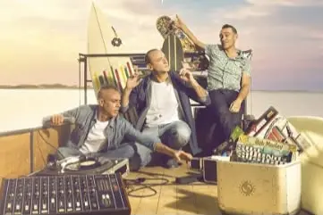I Sud Sound System atterrano a Condofuri, il reggae salentino protagonista della festa della Regina Pacis\n