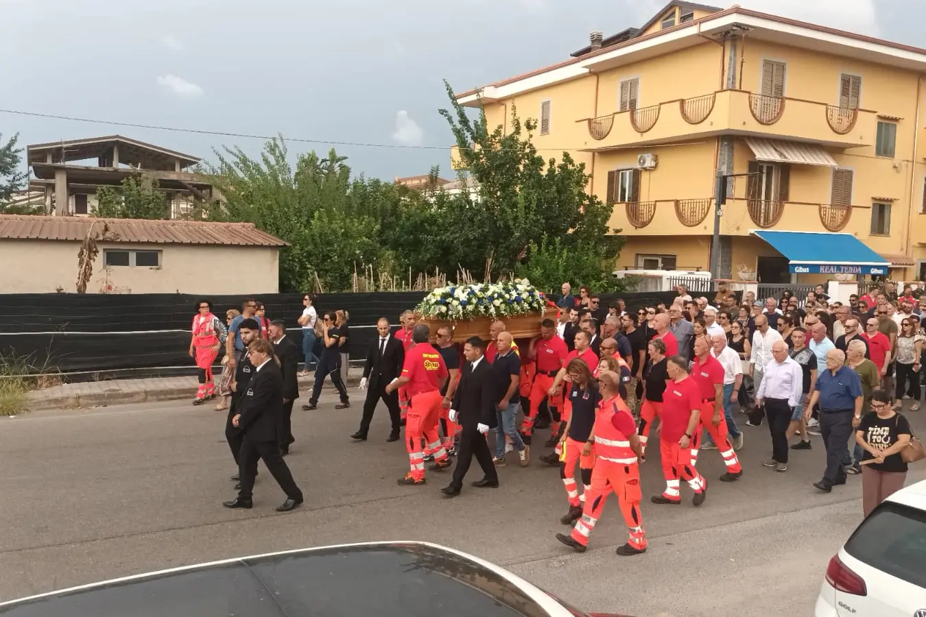 L’ultimo viaggio di Gabriele Alviano a sirene spiegate: corteo di ambulanze per i funerali dell’autista del 118 di Vibo\n
