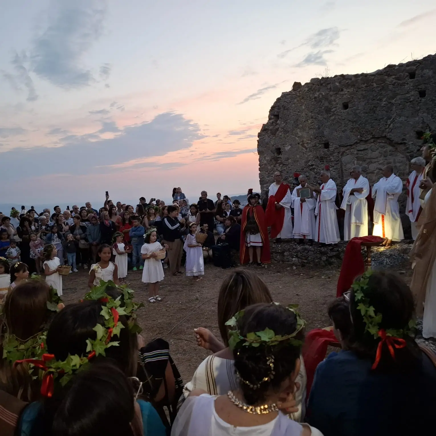 <p><span style=\"color:hsl(0, 75%, 60%);\">Bacchanalia</span> torna a Tiriolo il 16 e 17 agosto: cultura, musica, tradizione e gusto per raccontare la “restanza”</p>