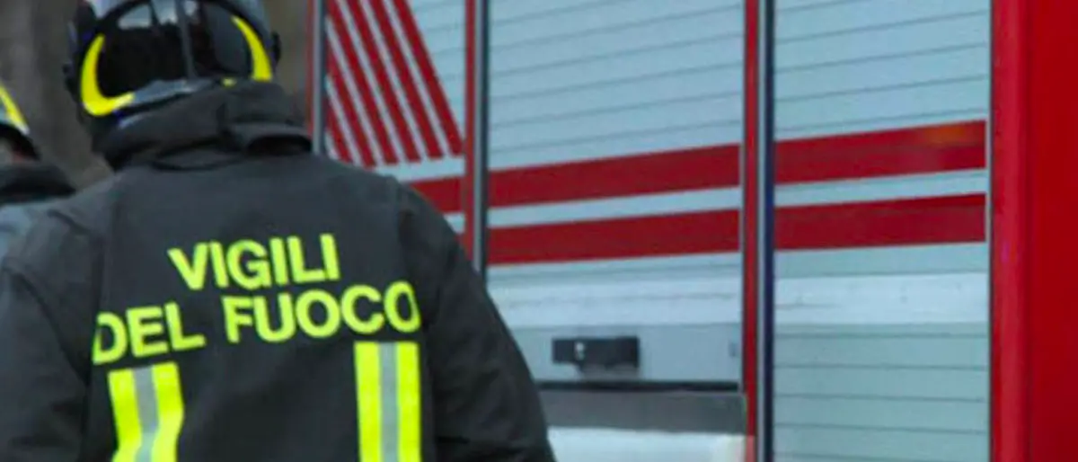Incidente nella notte a Nicotera, furgone della raccolta rifiuti finisce fuori strada: operaio resta incastrato, soccorso sotto shock\n
