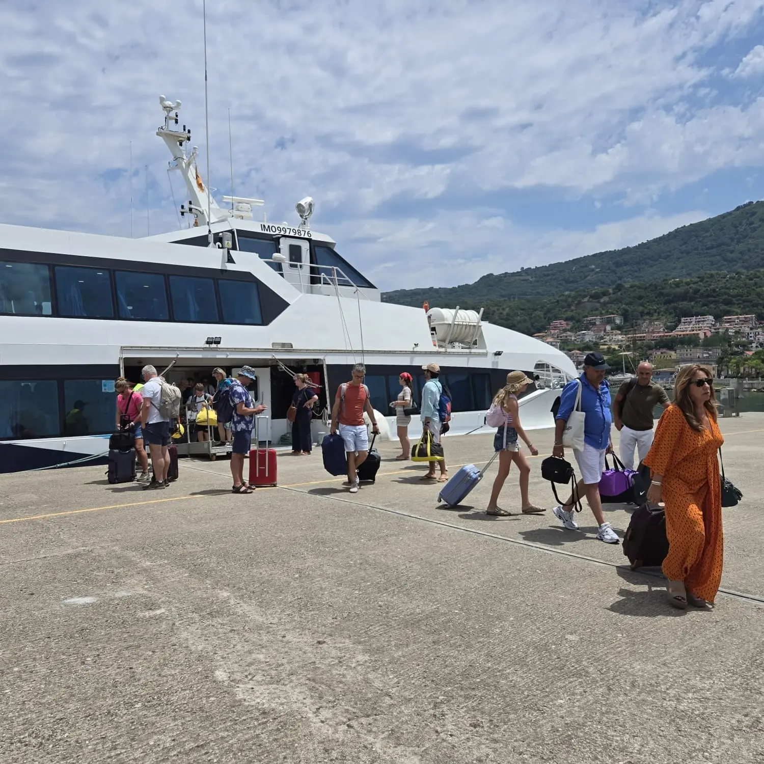 Vibo Marina, oltre 200 passeggeri dalle Eolie in un solo giorno: l’emergenza Etna incrementa il traffico\n