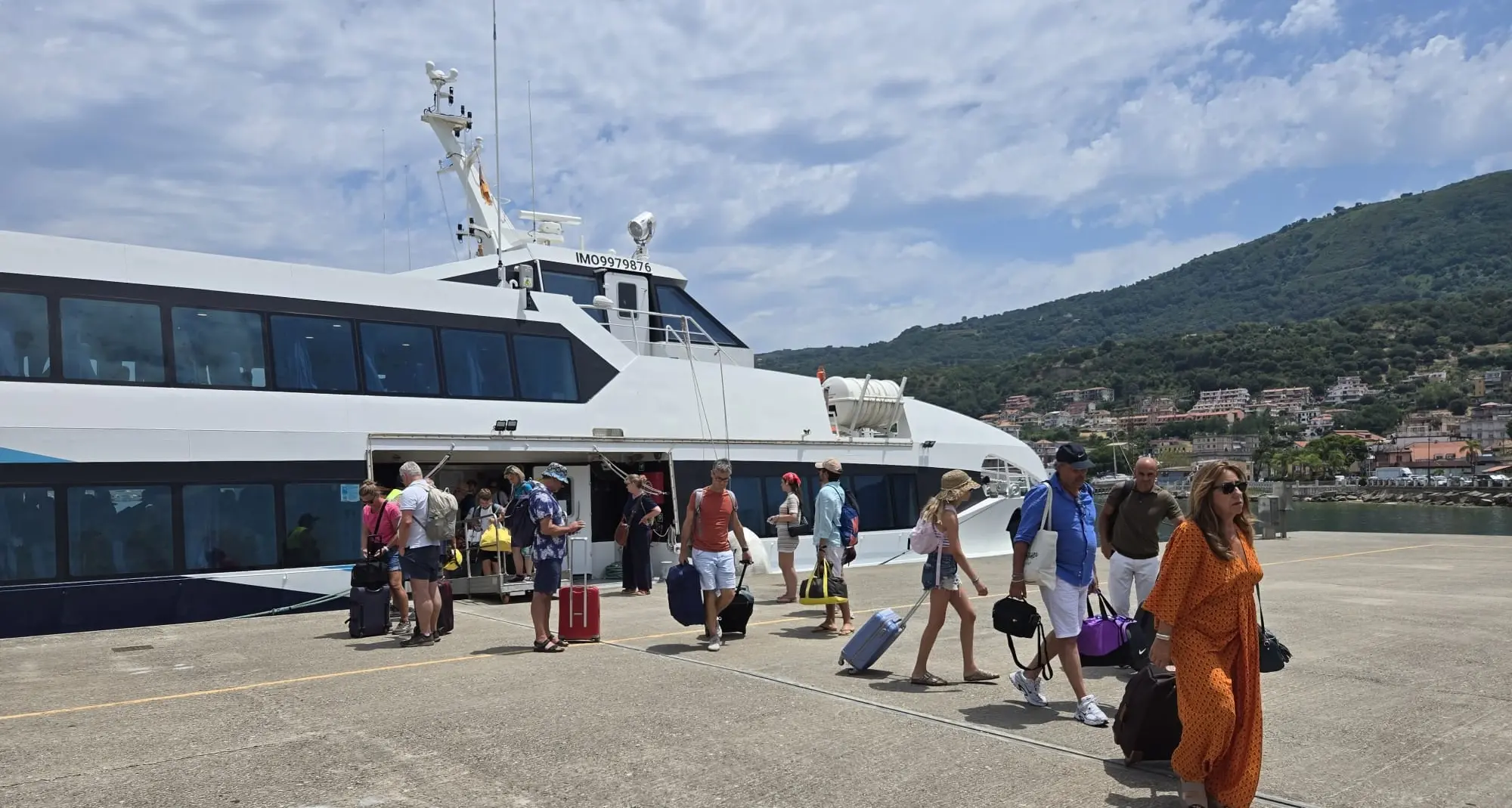 Vibo Marina, oltre 200 passeggeri dalle Eolie in un solo giorno: l’emergenza Etna incrementa il traffico\n