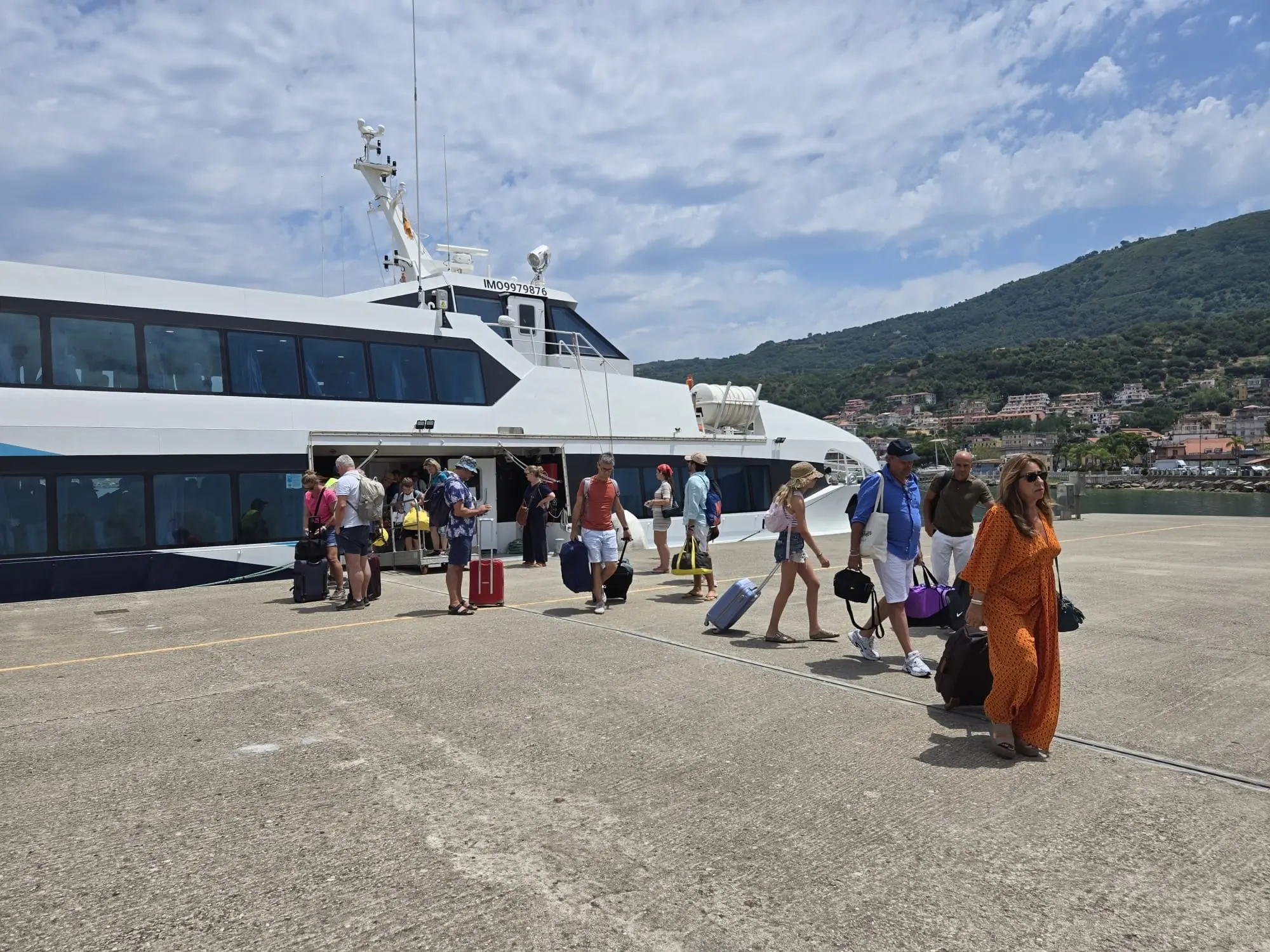 Vibo Marina, oltre 200 passeggeri dalle Eolie in un solo giorno: l’emergenza Etna incrementa il traffico\n