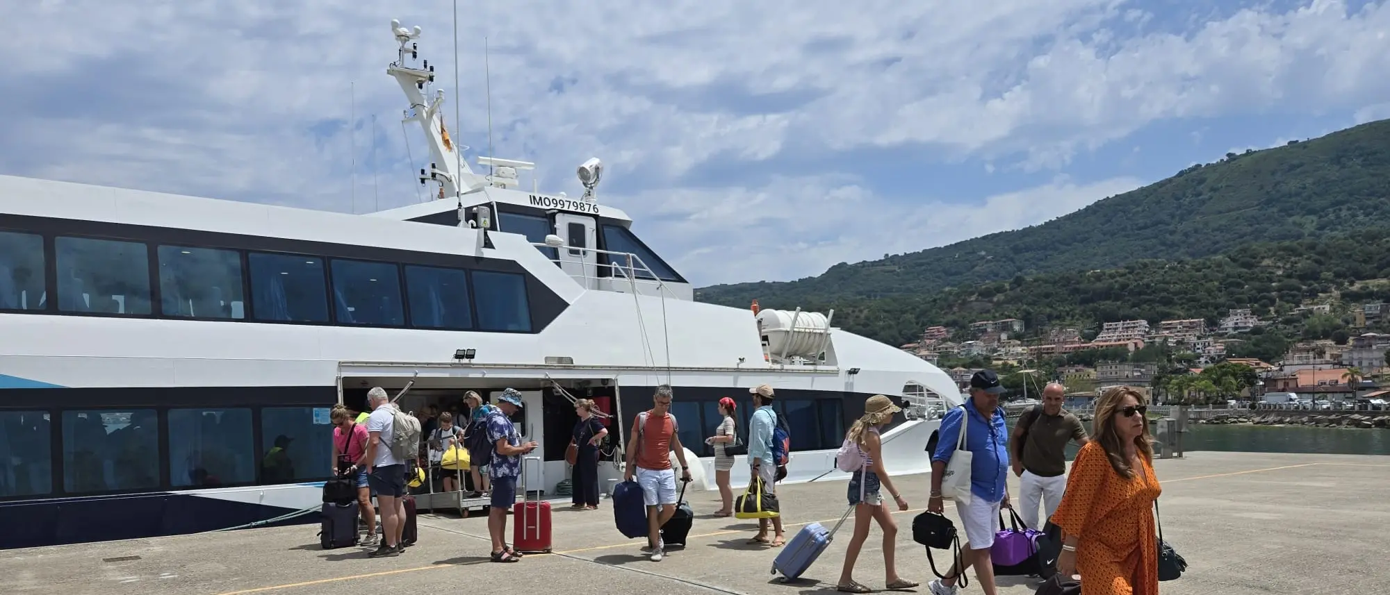 Vibo Marina, oltre 200 passeggeri dalle Eolie in un solo giorno: l’emergenza Etna incrementa il traffico\n