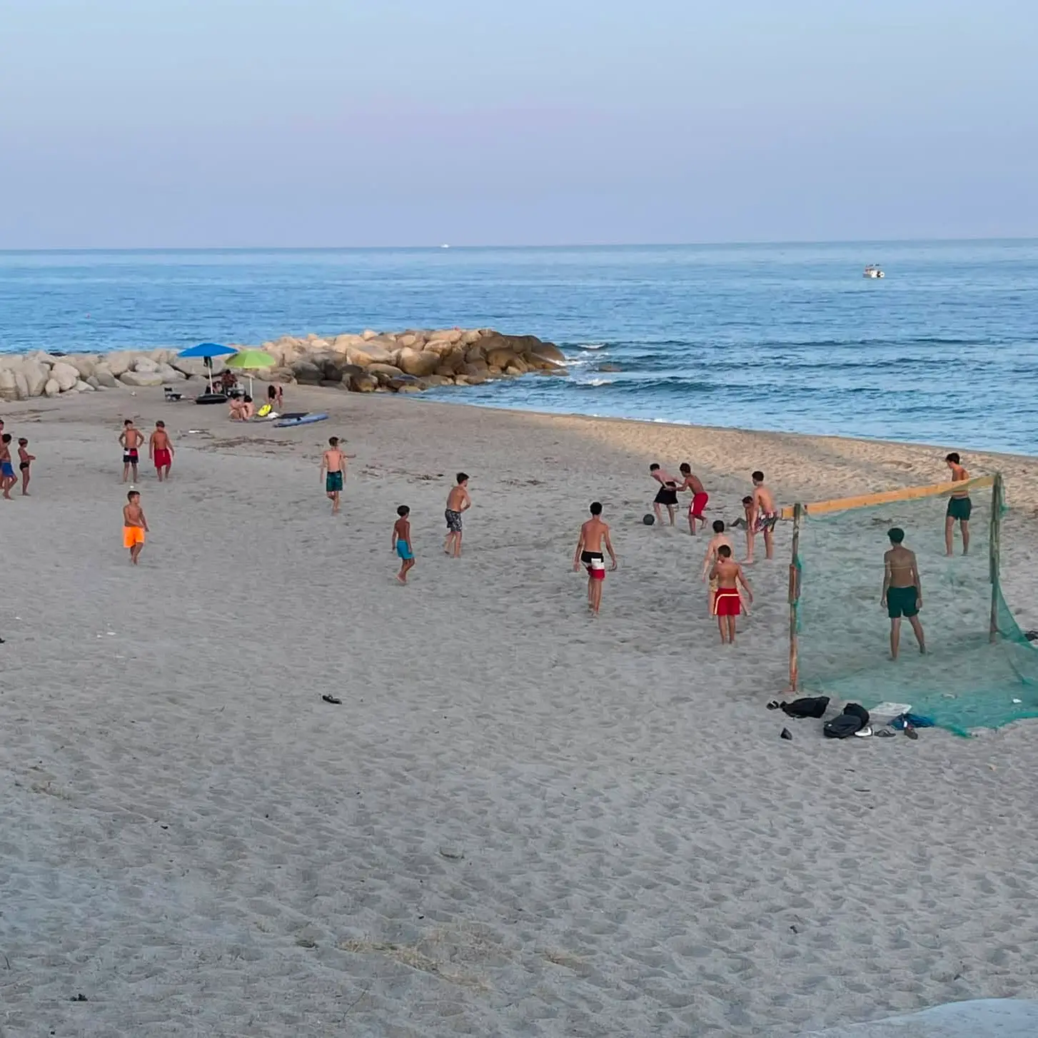«Voi qui a pallone non potete giocare»: a Roccella Jonica i bagnanti chiamano i Vigili, ma i bambini hanno ragione\n