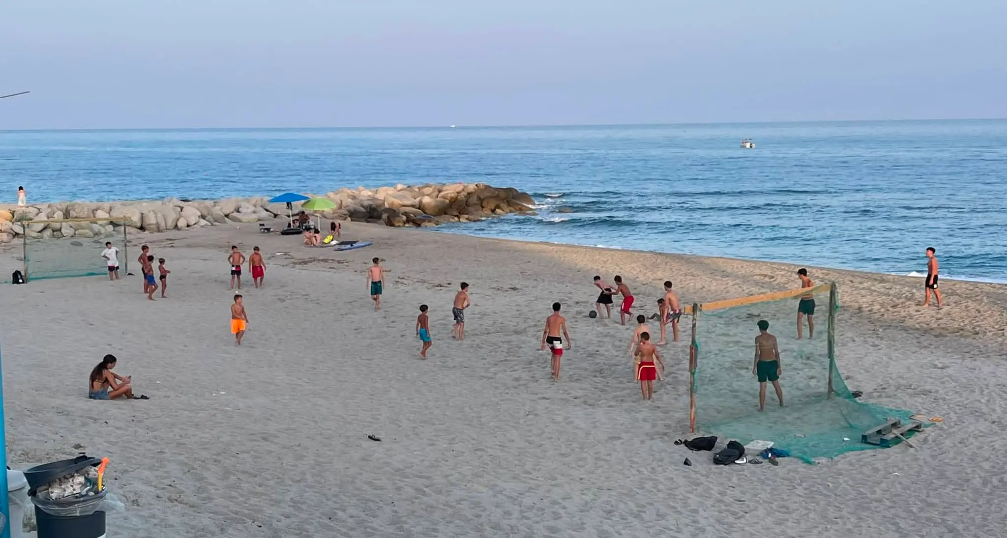 «Voi qui a pallone non potete giocare»: a Roccella Jonica i bagnanti chiamano i Vigili, ma i bambini hanno ragione\n
