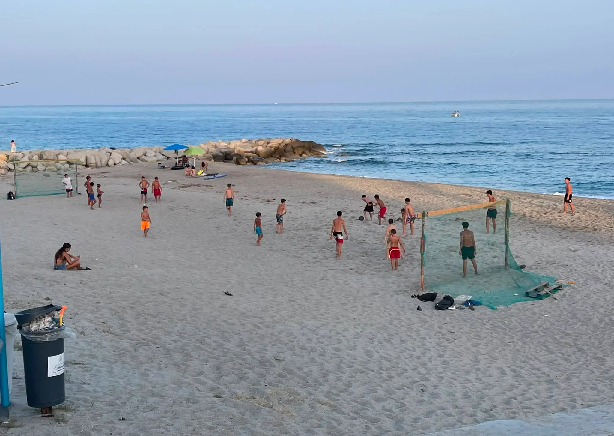 «Voi qui a pallone non potete giocare»: a Roccella Jonica i bagnanti chiamano i Vigili, ma i bambini hanno ragione\n