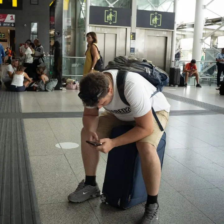 Etna, altra giornata di caos all’aeroporto di Catania: «Arrivato dalla Calabria, ora sono ostaggio del vulcano»\n
