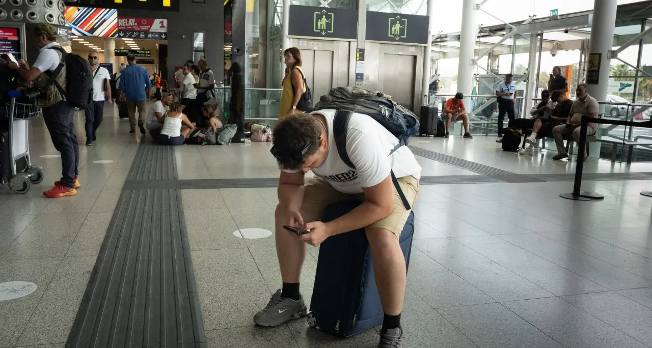 Etna, altra giornata di caos all’aeroporto di Catania: «Arrivato dalla Calabria, ora sono ostaggio del vulcano»\n