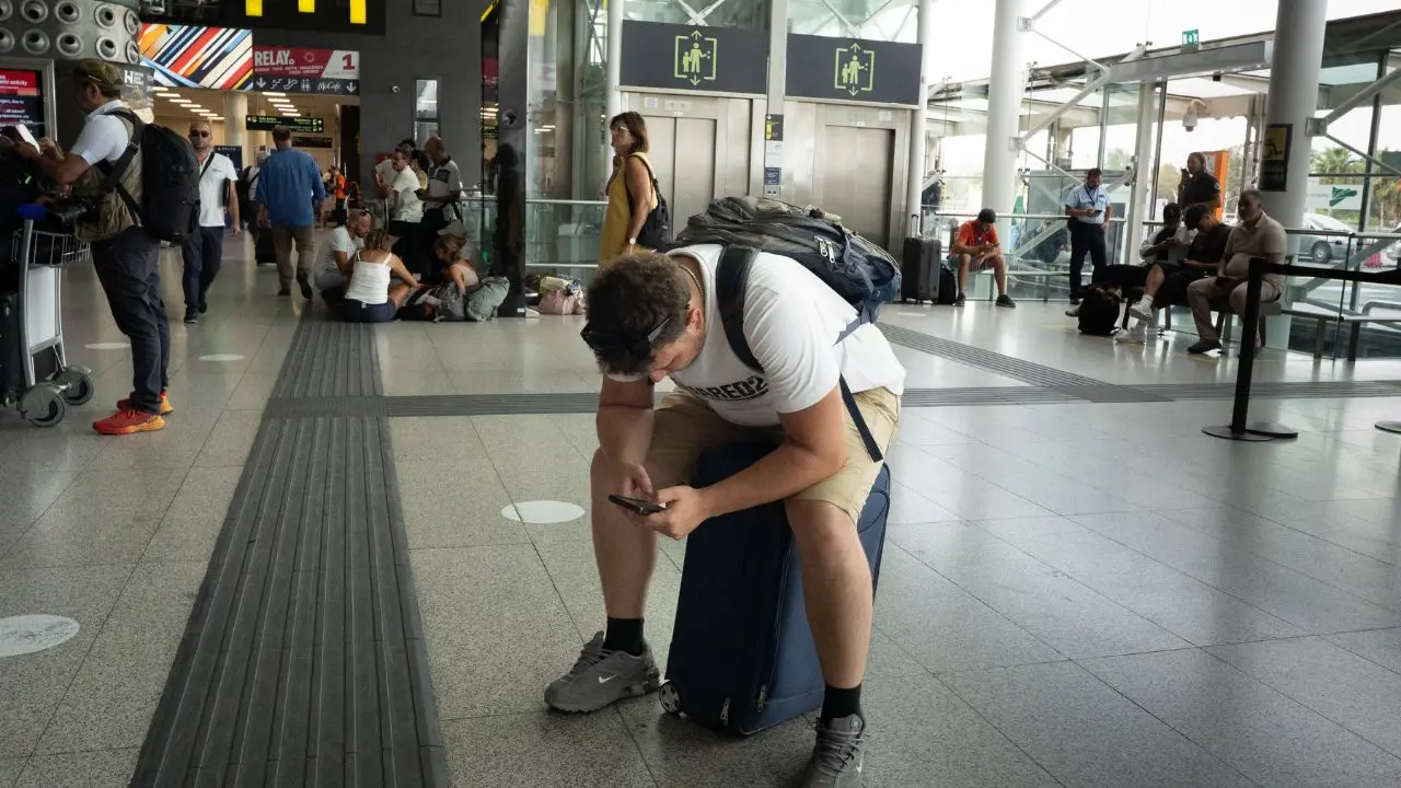 Etna, altra giornata di caos all’aeroporto di Catania: «Arrivato dalla Calabria, ora sono ostaggio del vulcano»\n