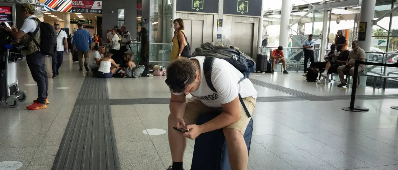 Etna, altra giornata di caos all’aeroporto di Catania: «Arrivato dalla Calabria, ora sono ostaggio del vulcano»\n