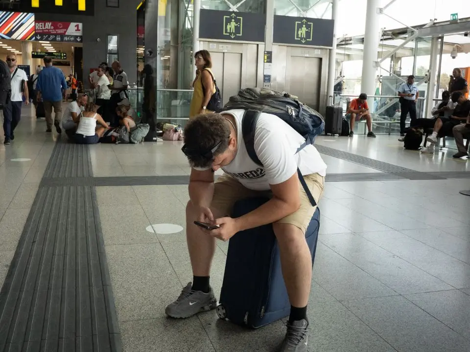 Etna, altra giornata di caos all’aeroporto di Catania: «Arrivato dalla Calabria, ora sono ostaggio del vulcano»