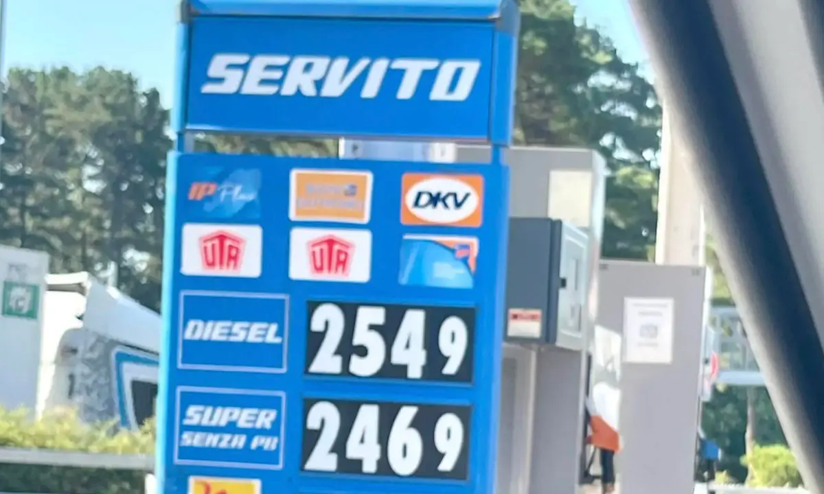 A2 deserta e gasolio a 2,5 euro in autostrada. Turismo, rischio\u00A0collasso in Calabria\n