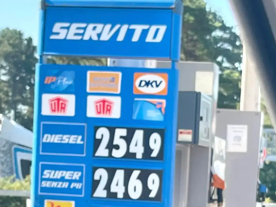 A2 deserta e gasolio a 2,5 euro in autostrada. Turismo, rischio collasso in Calabria